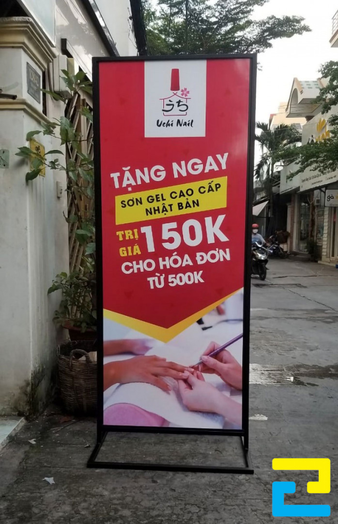 Mẫu 24: Standee có kiểu chữ đơn giản, mức giá dịch vụ được thiết kế với kích thước lớn nổi bật, standee có tông màu đỏ chủ đạo đẹp bắt mắt