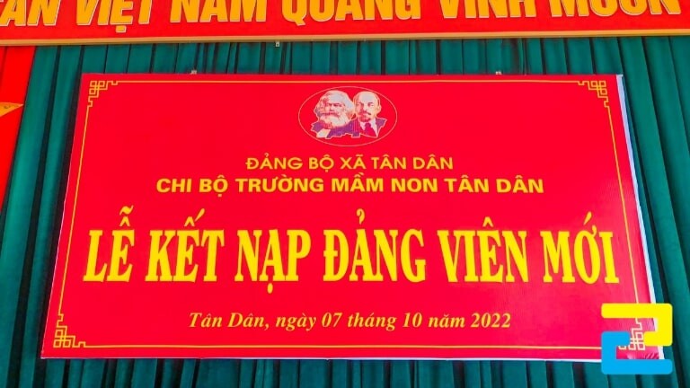 Cần chú ý màu sắc của phông nền, backdrop để làm nổi bật thông tin muốn truyền tải