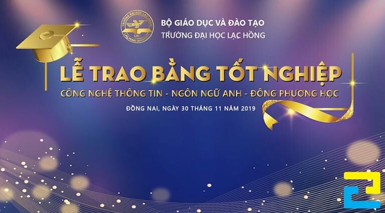 Mẫu 1: Phông nền có tông màu xanh dương chủ đạo, được thiết kế đầy đủ những thông tin như: Hình ảnh logo, hình ảnh minh họa, thông điệp lễ tốt nghiệp,…