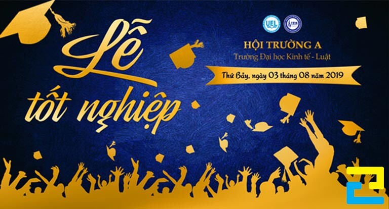 Mẫu 10: Phông nền có kiểu chữ đơn giản – nghệ thuật, có hình ảnh sinh viên ném mũ mừng tốt nghiệp, hình ảnh logo,… được thiết kế với bố cục hợp lý
