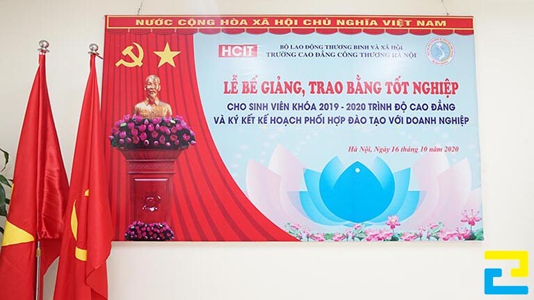 Mẫu 16: Phông nền có kiểu chữ đơn giản, có tông màu xanh chủ đạo, được thiết kế đầy đủ những thông tin như: Tên trường, ngày tháng, địa điểm tổ chức lễ tốt nghiệp,…