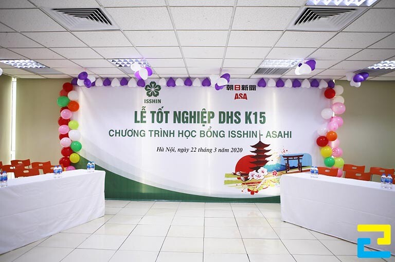 Mẫu 18: Phông nền có tông màu trắng – xanh lá cây, được thiết kế đầy đủ những thông tin như: Thông điệp tốt nghiệp, hình ảnh logo, ngày tháng, địa điểm tổ chức,…