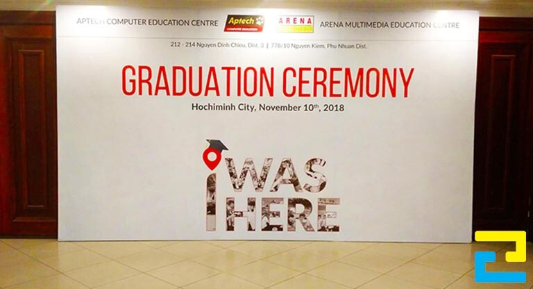 Mẫu 3: Phông nền được thiết kế đầy đủ những thông tin như: Tên trường, thời gian, địa điểm tổ chức lễ tốt nghiệp,… phông nền có kiểu chữ đơn giản