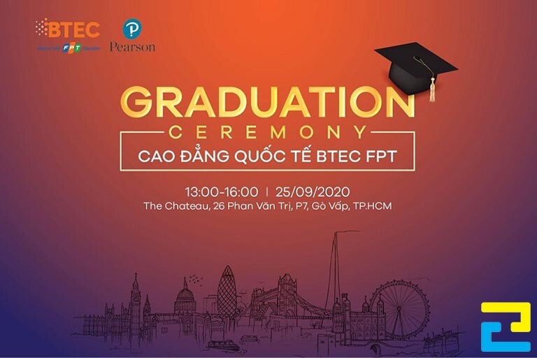Mẫu 9: Phông nền có kiểu chữ đơn giản, được thiết kế đầy đủ những thông tin như: Tên trường, thông điệp tốt nghiệp, hình ảnh mũ tốt nghiệp,…