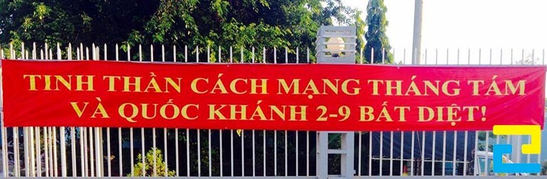 Mẫu 1: Băng rôn có phong cách thiết kế tối giản, có tông màu đỏ chủ đạo, lời chào mừng Quốc khánh 2/9 được thiết kế với kiểu chữ đơn giản