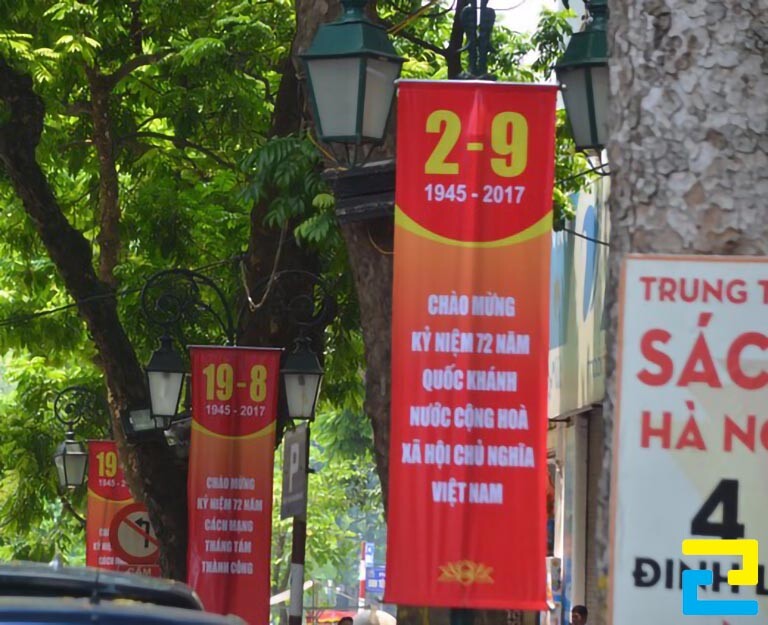 Băng rôn 2/9 thông thường sẽ chứa những thông tin như: Lời chào mừng 2/9, số năm kỷ niệm, hình ảnh minh họa,…