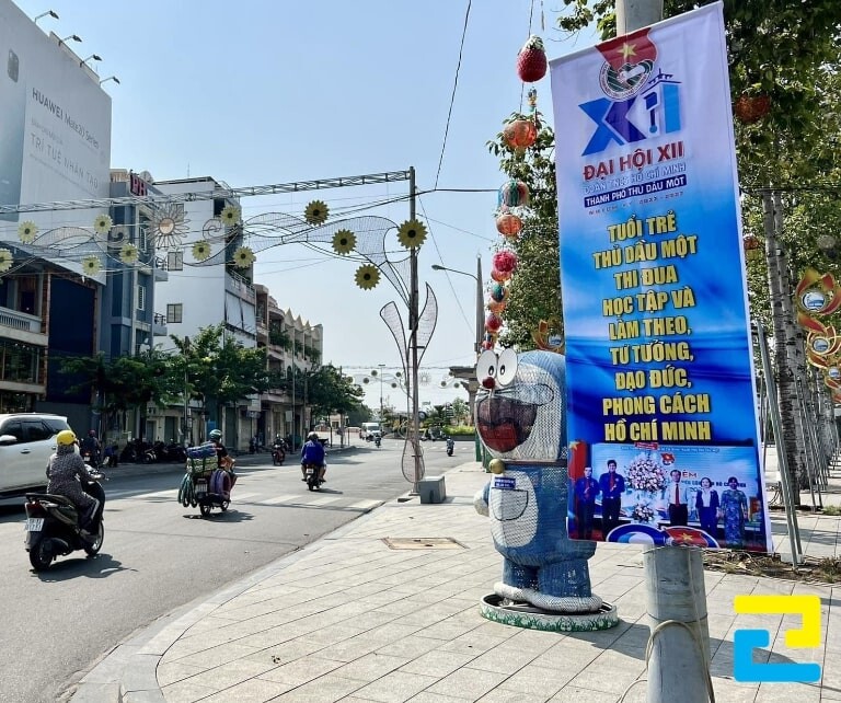Mẫu 6: Băng rôn đại hội đoàn thanh niên của TP Thủ Dầu Một được thiết kế dọc để treo lên các cột đèn trên đường