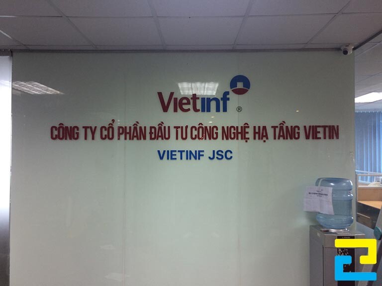 Mẫu 1: Phông nền được thiết kế đầy đủ những thông tin như: Tên doanh nghiệp, logo doanh nghiệp, phông nền có tông màu trắng chủ đạo