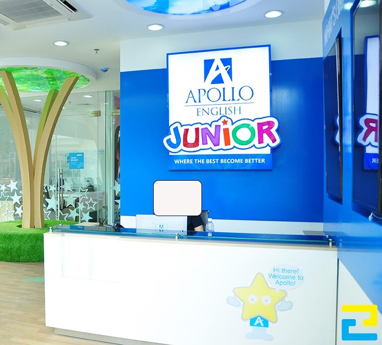 Mẫu 14: Phông nền trung tâm dạy tiếng Anh Apollo Junior được thiết kế đầy đủ những thông tin như: Tên trung tâm, hình ảnh logo,…