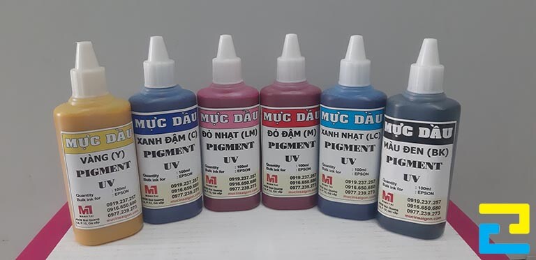 Còn nếu quý khách có nhu in backdrop quầy lễ tân có giá thành rẻ hơn phông nền được in mực UV, thì quý khách có thể lựa chọn mực in gốc dầu