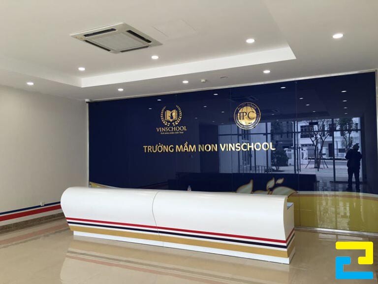 Mẫu 15: Phông nền Trường mầm non Vinschool có tông màu xanh dương chủ đạo, hình ảnh logo được thiết kế với kích thước lớn, phông nền có kiểu chữ đơn giản