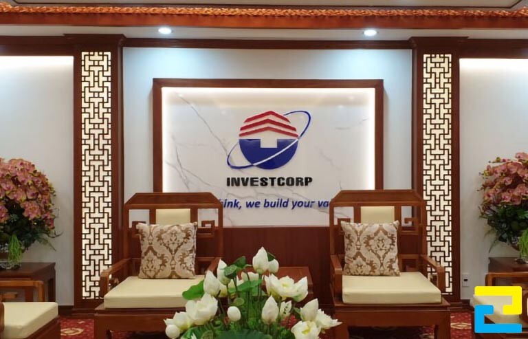 Mẫu 2: Phông nền được in trên chất liệu gạch men, có tông màu trắng chủ đạo, logo được thiết kế với kích thước lớn