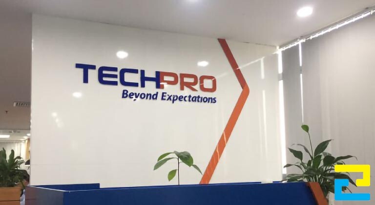 Mẫu 3: Phông nền có kiểu chữ đơn giản, có tông màu trắng chủ đạo