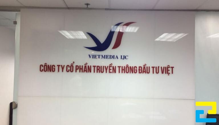 Mẫu 4: Phông nền có hình ảnh logo của doanh nghiệp được thiết kế với kích thước lớn, có tông màu trắng chủ đạo, kiểu chữ đơn giản