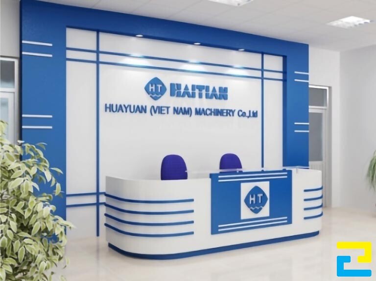 Mẫu 5: Phông nền tại quầy lễ tân có kiểu chữ đơn giản được tô màu xanh nổi bật trên nền trắng