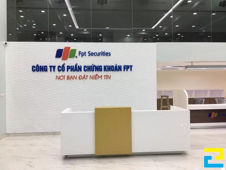 Mẫu 8: Phông nền CTCP Chứng khoán FPT được thiết kế đầy đủ những thông tin như: Tên công ty, slogan công ty, hình ảnh logo, phông nền có tông màu trắng chủ đạo