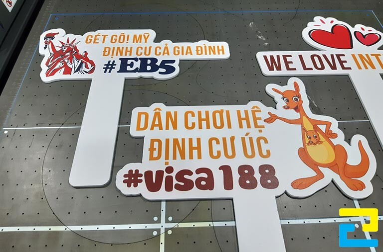 In hashtag cầm tay quảng cáo dịch vụ định cư