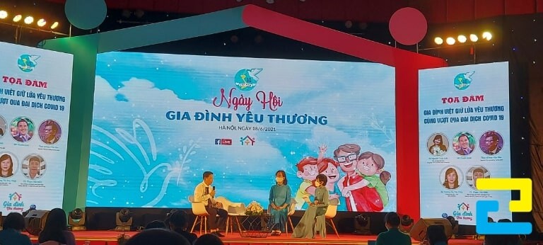 Mẫu 11: Phông nền ngày hội gia đình có hình ảnh gia đình hạnh phúc bên phải và có tông màu xanh dương và trắng