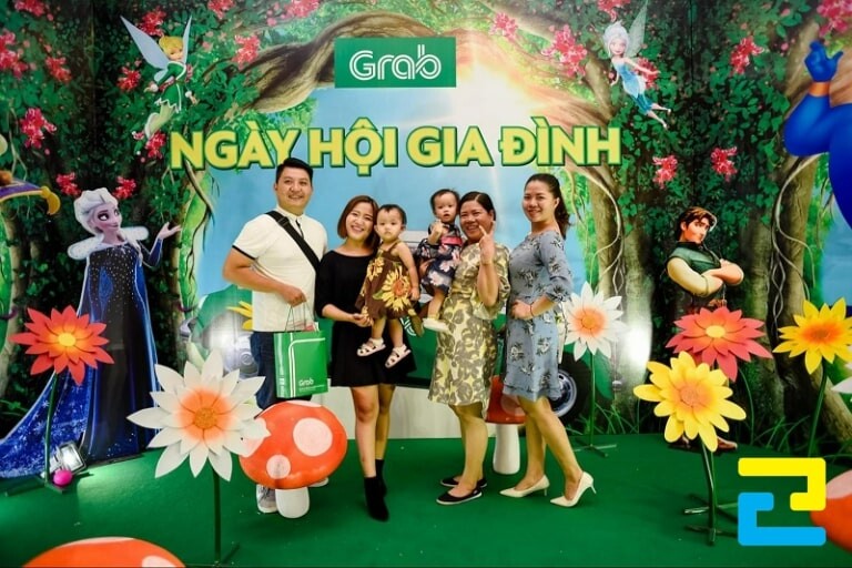 Mẫu 12: Phông nền ngày hội gia đình có thiết kế với những nhân vật trong truyện cổ tích