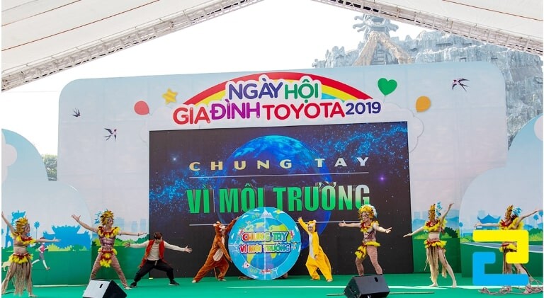 Mẫu 2: Backdrop ngày hội gia đình với thiết kế hình trái đất ở giữa vô cùng nổi bật, thể hiện thông điệp bảo vệ môi trường