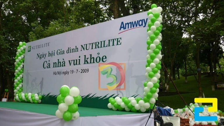 Mẫu 3: Backdrop ngày hội gia đình kích thước lớn, kết hợp trang trí với bóng bay. Nội dung in đầy đủ các thông tin về sự kiện như: tên sự kiện, địa điểm và thời gian,…