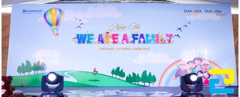 Mẫu 8: Backdrop ngày hội gia đình được thiết kế với tông màu xanh da trời nhạt, sử dụng những hình ảnh đơn giản nhưng tạo nên một bố cục hài hòa