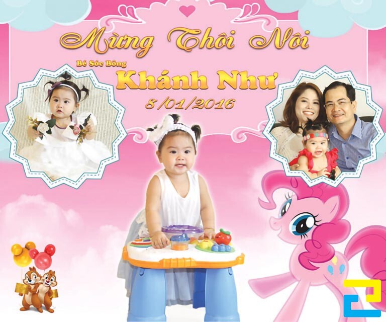 Mẫu 16: Phông nền có kiểu chữ đơn giản – nghệ thuật, có hình ảnh bé gái và gia đình được thiết kế đẹp mắt, phông nền có tông màu hồng chủ đạo