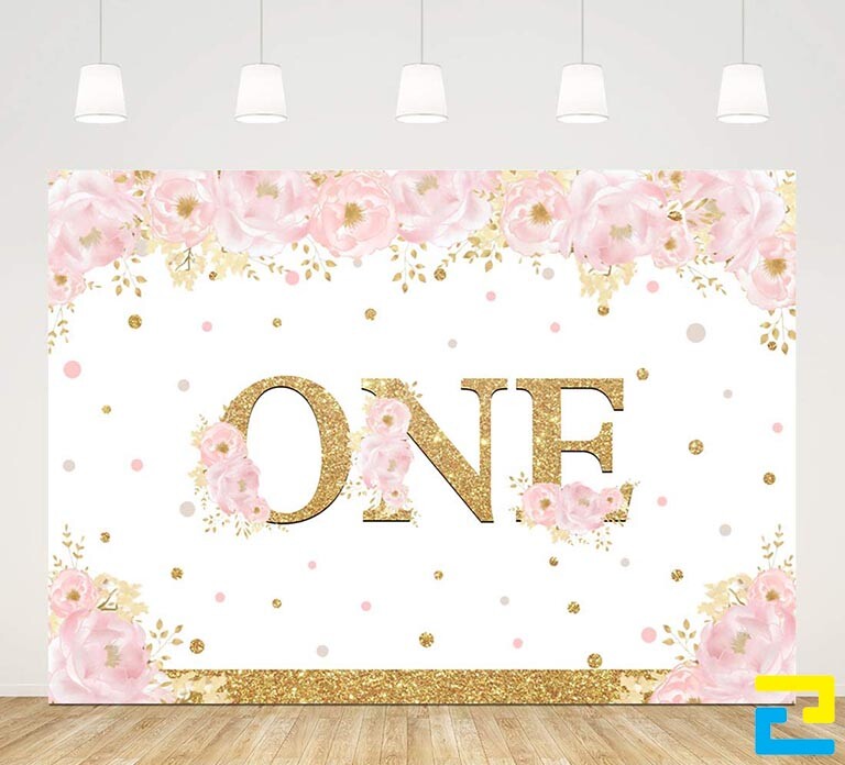 Mẫu 19: Phông nền mừng thôi nôi có viền hoa trang trí đẹp mắt, có tông màu trắng chủ đạo, số tuổi thôi nôi được thiết kế với kích thước lớn