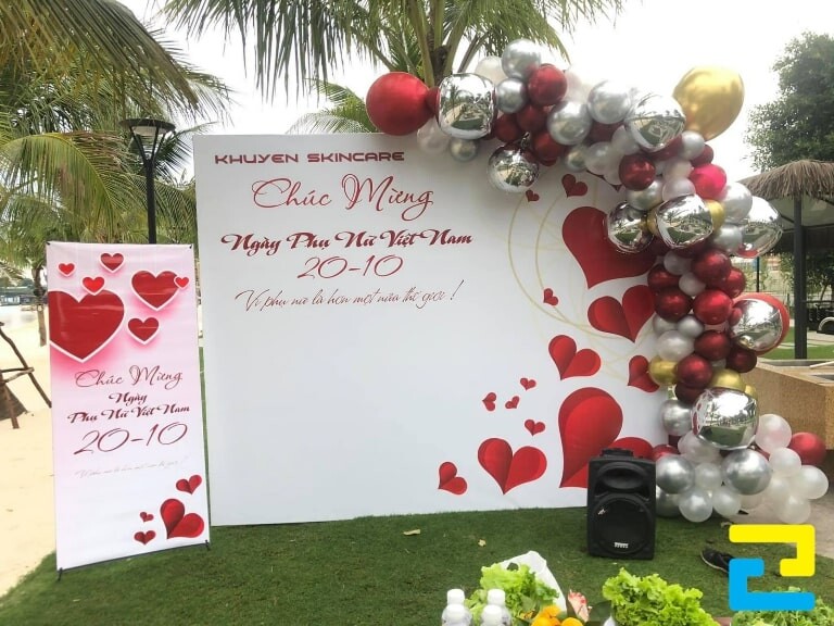 Mẫu 9: Backdrop 20/10 ngoài trời với tông trắng chủ đạo kết hợp với chữ nghệ thuật và ảnh trang trí hình trái tim, bóng bay cuốn hút