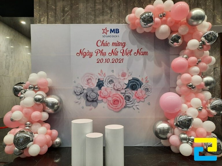 Mẫu 2: Backdrop 20/10 đẹp được trang trí bong bóng trắng-hồng với tông màu trắng xám