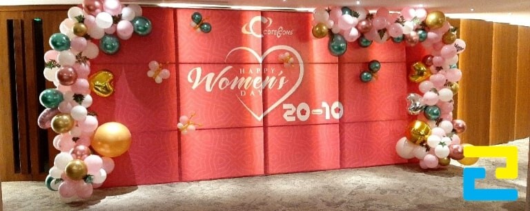 Mẫu 3: Backdrop 20/10 được thiết kế với tông màu đỏ bắt mắt và bóng bay xung quanh