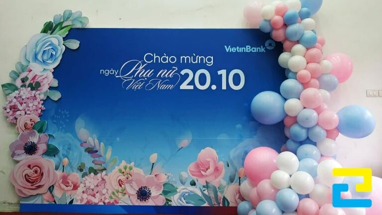 Mẫu 7: Backdrop 20/10 tông màu xanh được trang trí một bên là hoa, một bên là bóng bay rất độc đáo, bắt mắt