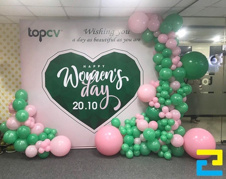 Mẫu 10: Mẫu backdrop được thiết kế với tông màu xanh lá cây – trắng, có kiểu chữ nghệ thuật, kết hợp với bóng bay trang trí