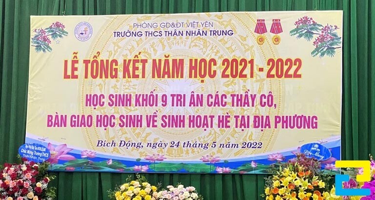 Mẫu 6: Phông nền lễ tổng kết năm học có hình nền trống đồng và hình ảnh hoa phượng, hoa sen,…