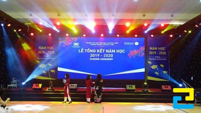 Nội dung in trên phông nền cần thể hiện rõ thông tin về buổi lễ tổng kết năm học