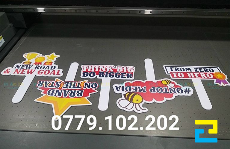 Hashtag Cầm Tay Sản Xuất Từ Các Loại Máy Hiện đại Máy In Kỹ Thuật Số, Máy In Uv Tạo Ra được Sản Phẩm Chất Lượng Cao, Có Tính Thẩm Mỹ, Sử Dụng được Lâu Dài