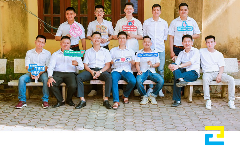 Hình 2; Hashtag cầm tay chụp ảnh kỷ yếu