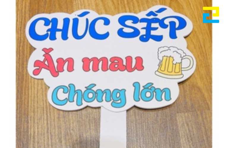 Hình 2: Hashtag cầm tay sinh nhật sếp
