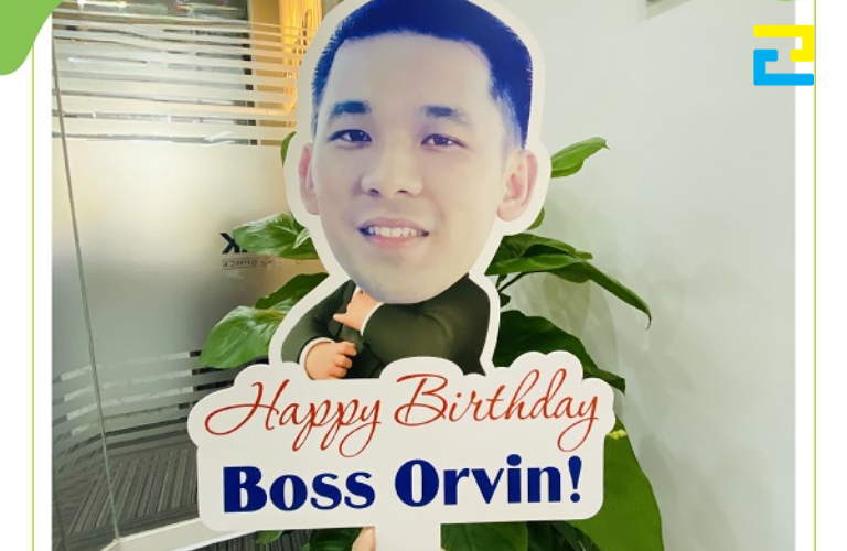 Hình 4: Hashtag cầm tay in hình sinh nhật sếp chibi