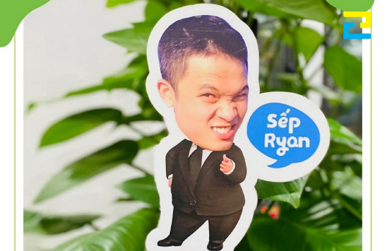 Hình 3: Hashtag cầm tay in hình sinh nhật sếp