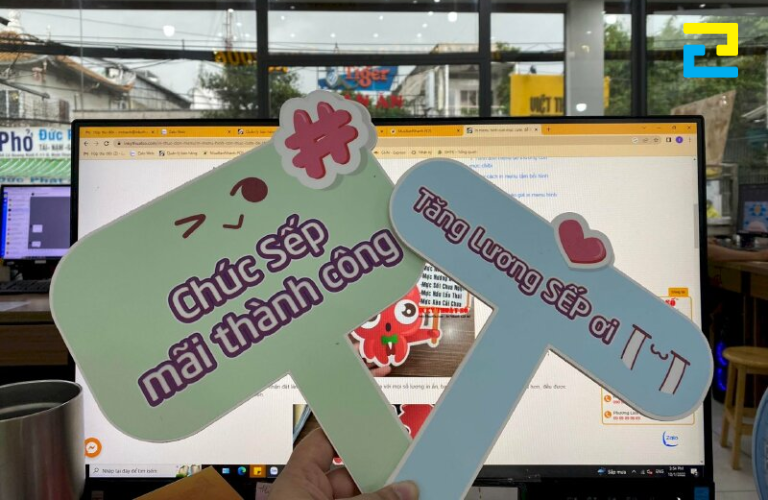 Hình 5: Hashtag cầm tay chụp ảnh sinh nhật sếp vui nhộn