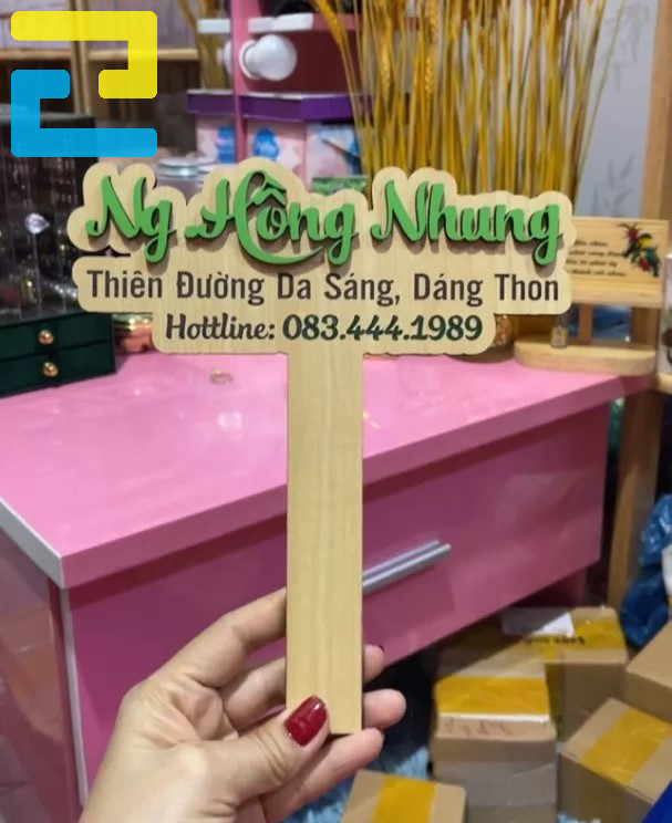 Mẫu Hashtag Cầm Tay Tiệm Spa Vân Gỗ, Chữ Nổi Rất được ưa Chuộng.