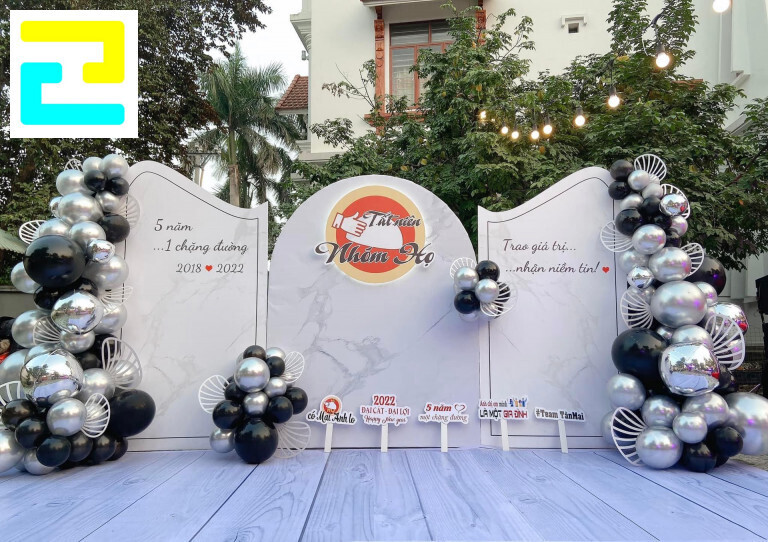 Cách trang trí tiệc tất niên tại khu vực check in