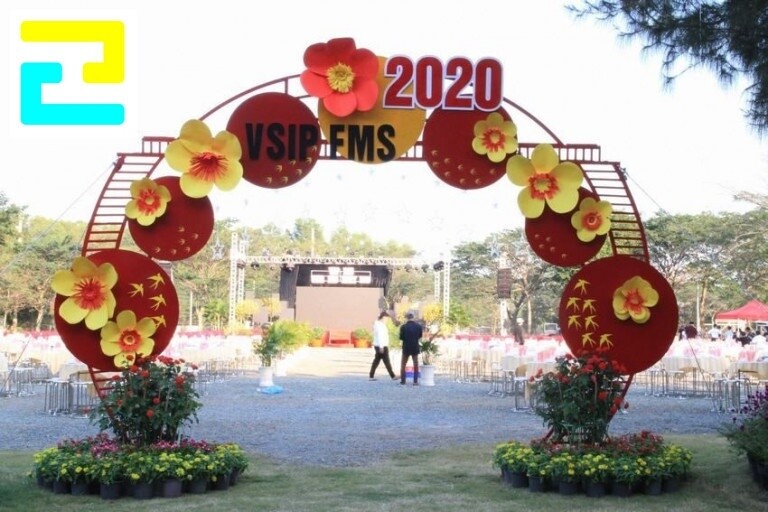 Mẫu trang trí cổng vào cho tiệc tất niên