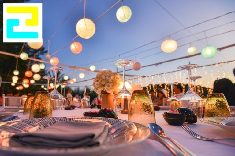 Đèn trang trí cho không gian bữa tiệc tất niên