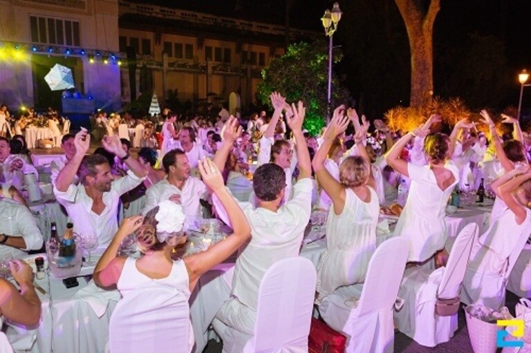 Tiệc cuối năm cùng dạ tiệc trắng