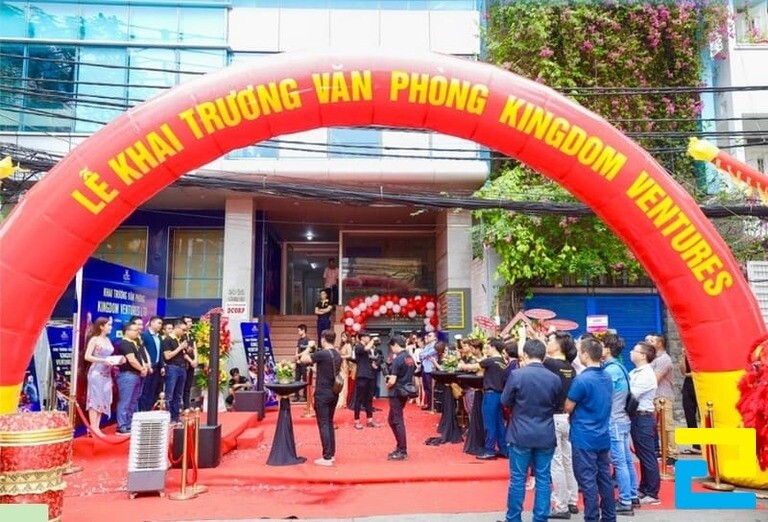 Cổng chào hơi trang trí khu vực check in sự kiện