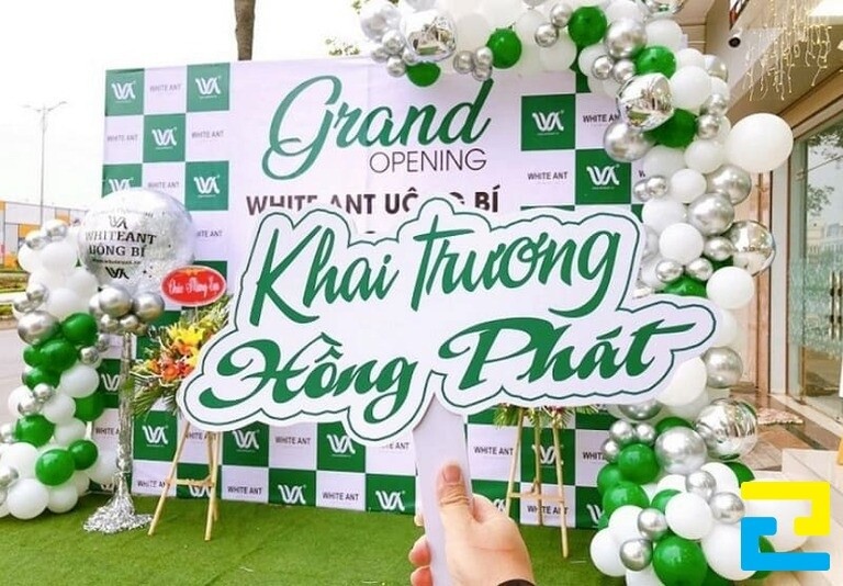 Trang trí bàn check in sự kiện cùng hoa và bóng bay