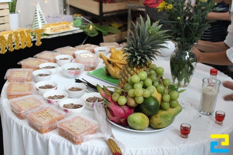 Mâm cúng 12 Bà Mụ và 3 Đức Ông nhằm cảm tạ công tạo nên đứa bé theo tín ngưỡng dân gian