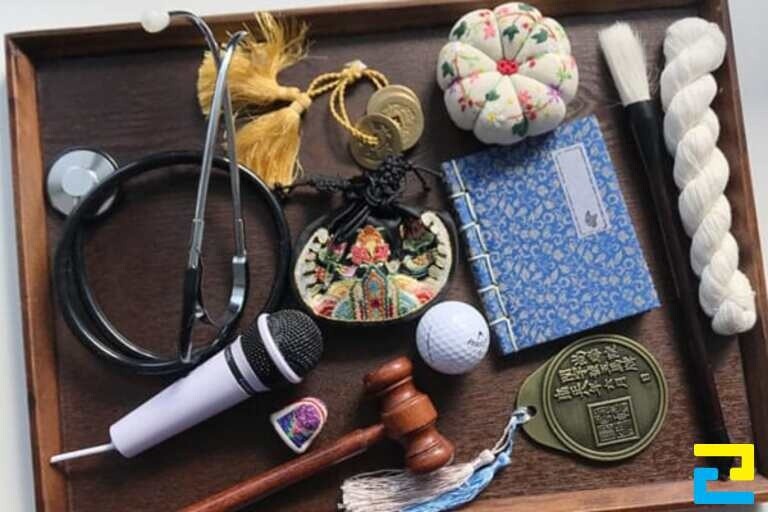 Mâm đồ chơi tượng trưng cho tính cách, công việc của bé sau này